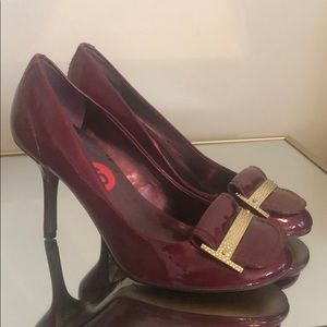 Tahari Heel